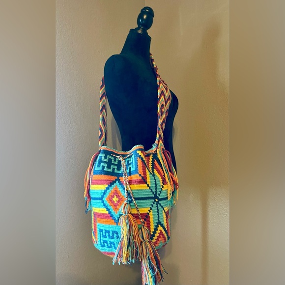 Authentic handwoven Colombian Mochila made by the Wayuu tribe in La Guajira. - Picture 2 of 6